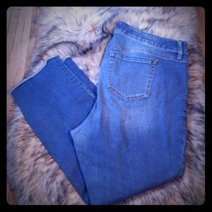 Torrid crop denim medium wash jeans. Sz 16